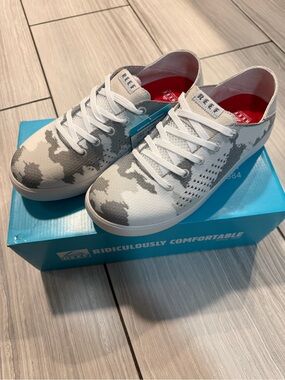Reef Swellsole Neptune Knit Sneaker in White & Gray